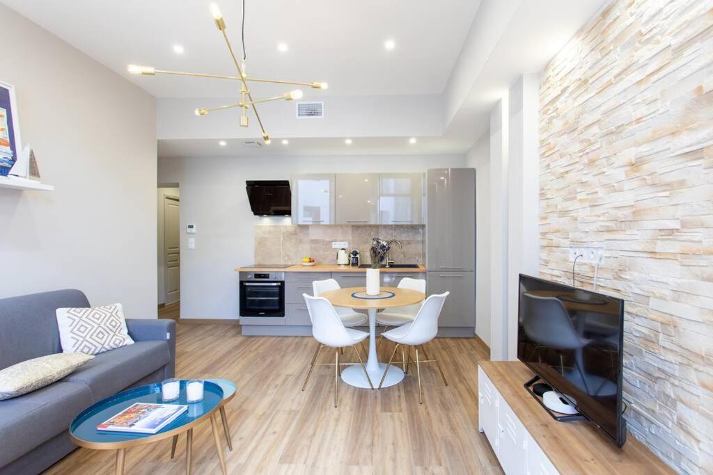 L19 1bdr Massena 2mins Sea/promenadeac/balcony Apartment *